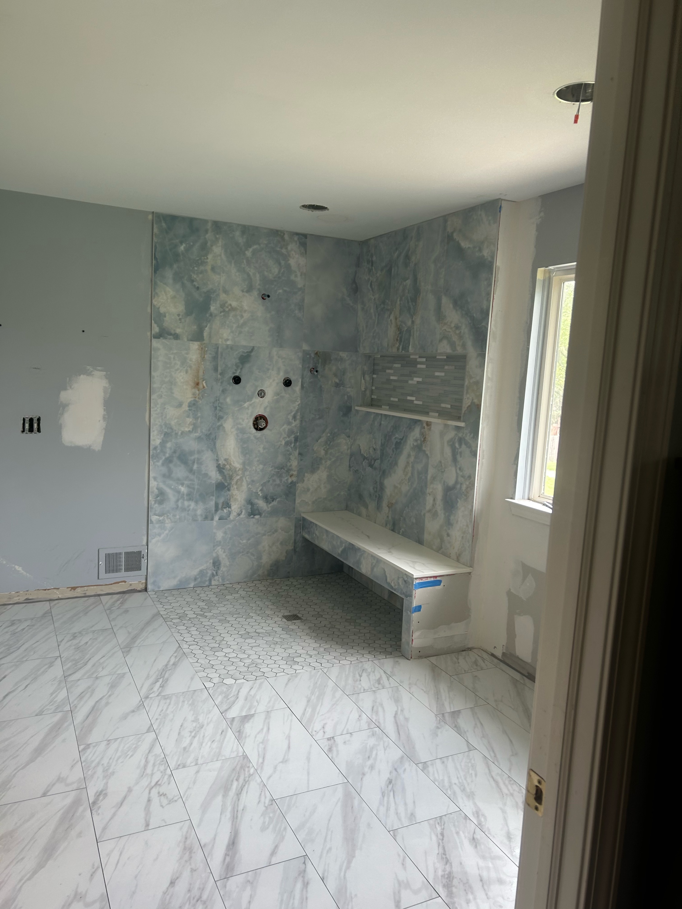 Dak's Flooring & Tiles LLC Logo