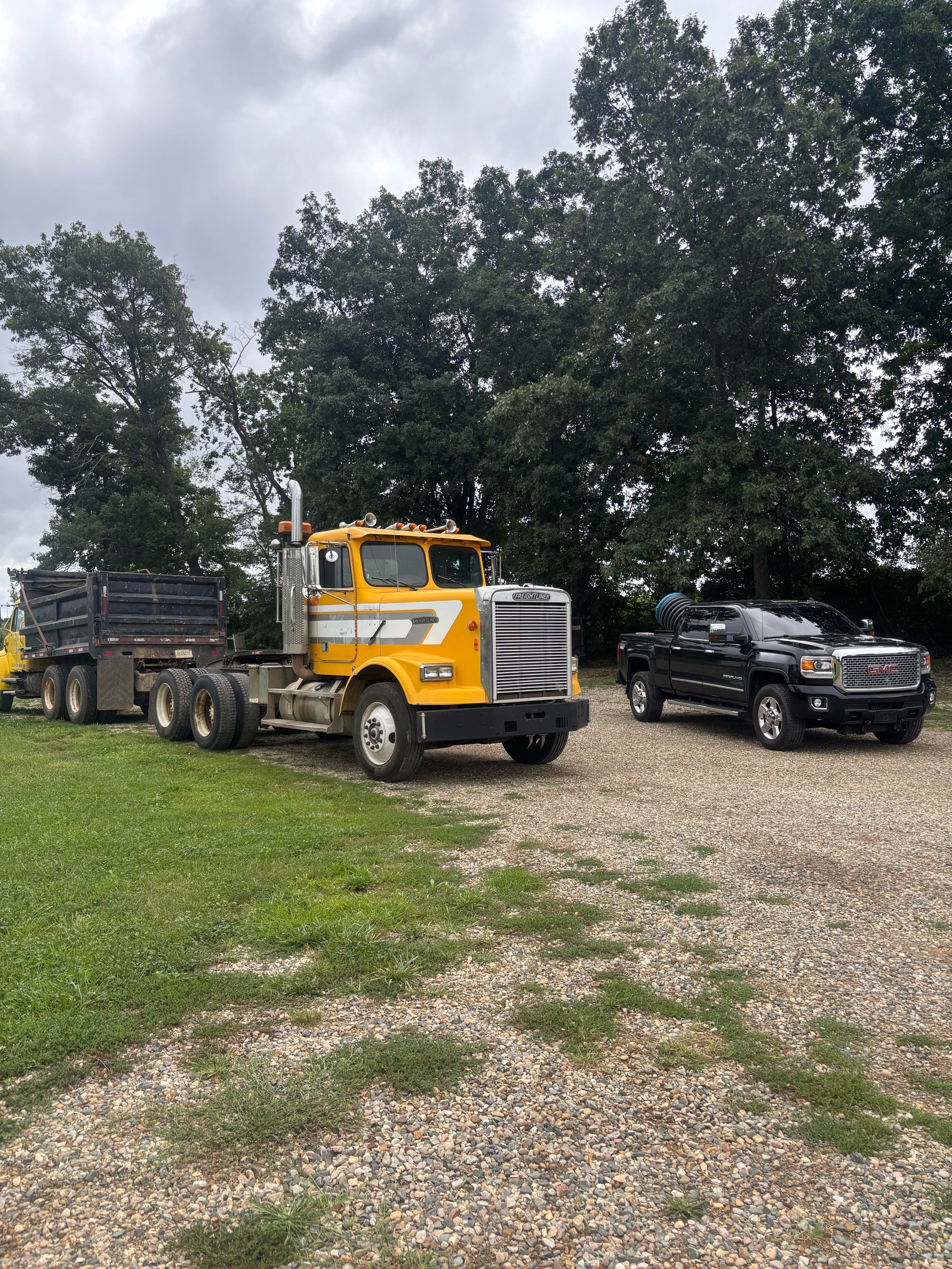 EMPIRE EXCAVATION & TRUCKING LLC Logo