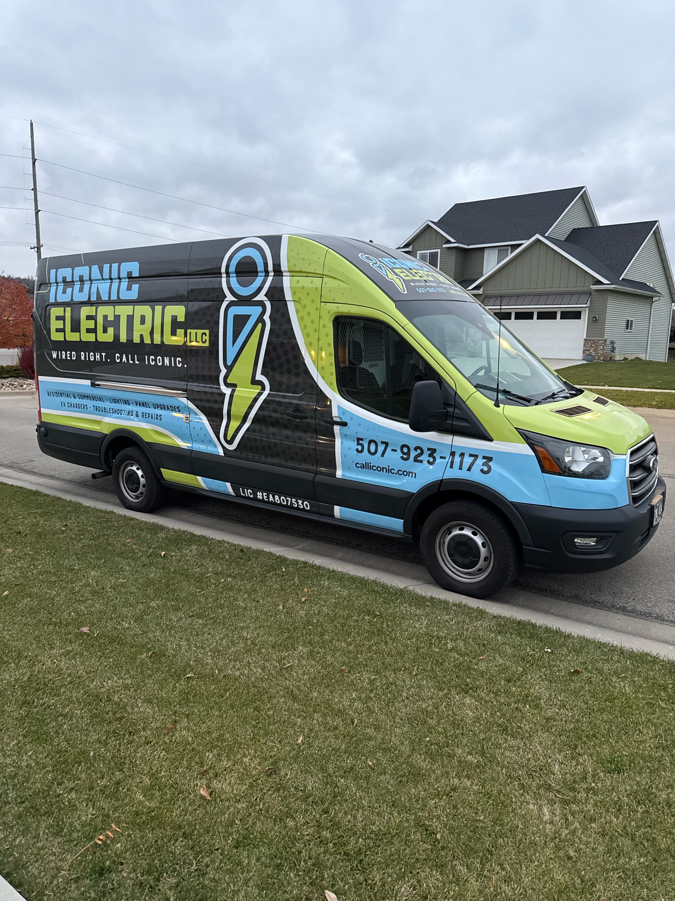 Iconic Electric, LLC Logo