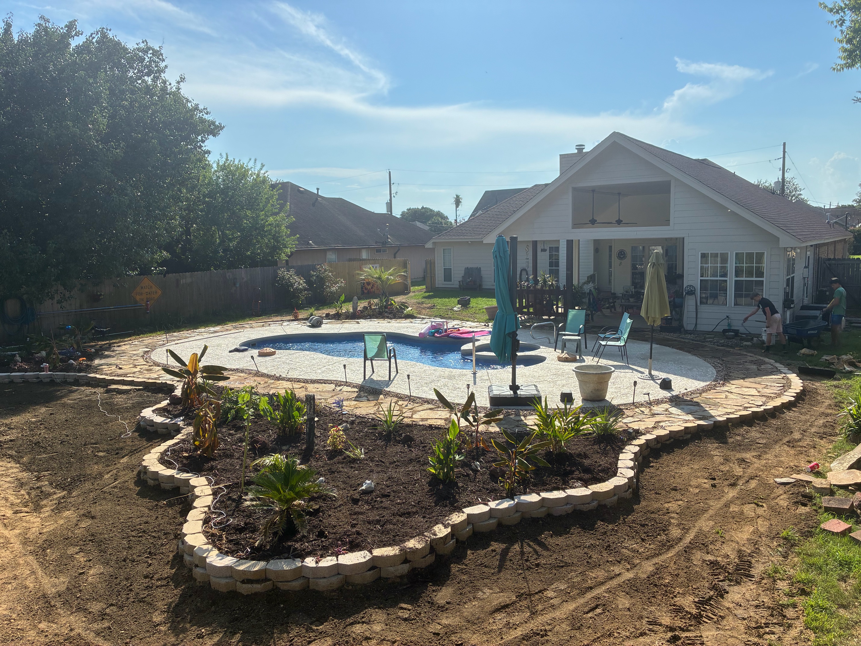 Local Lawn and Construction Logo
