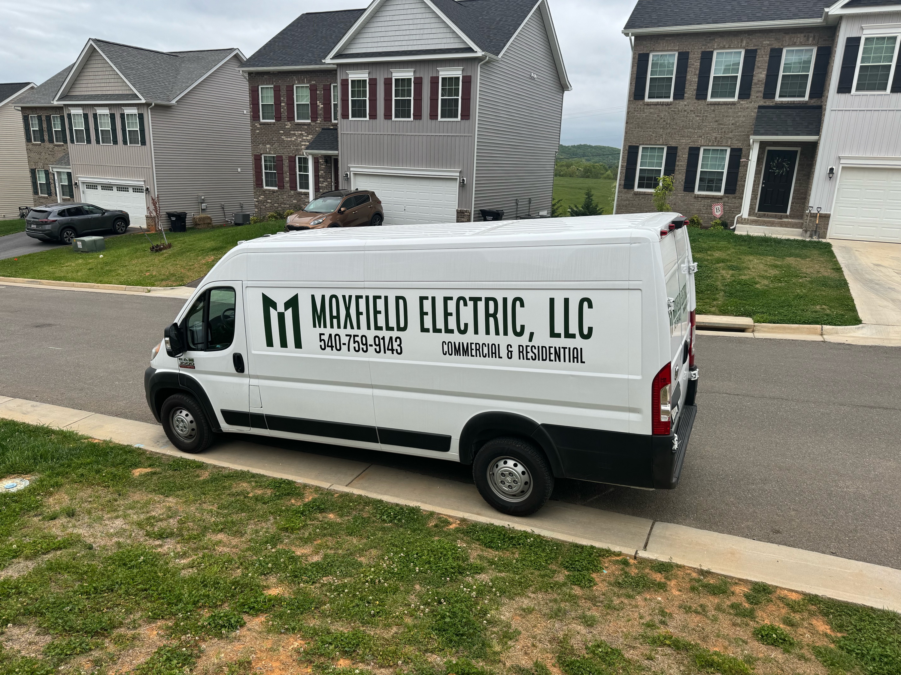 Maxfield Electric, LLC Logo