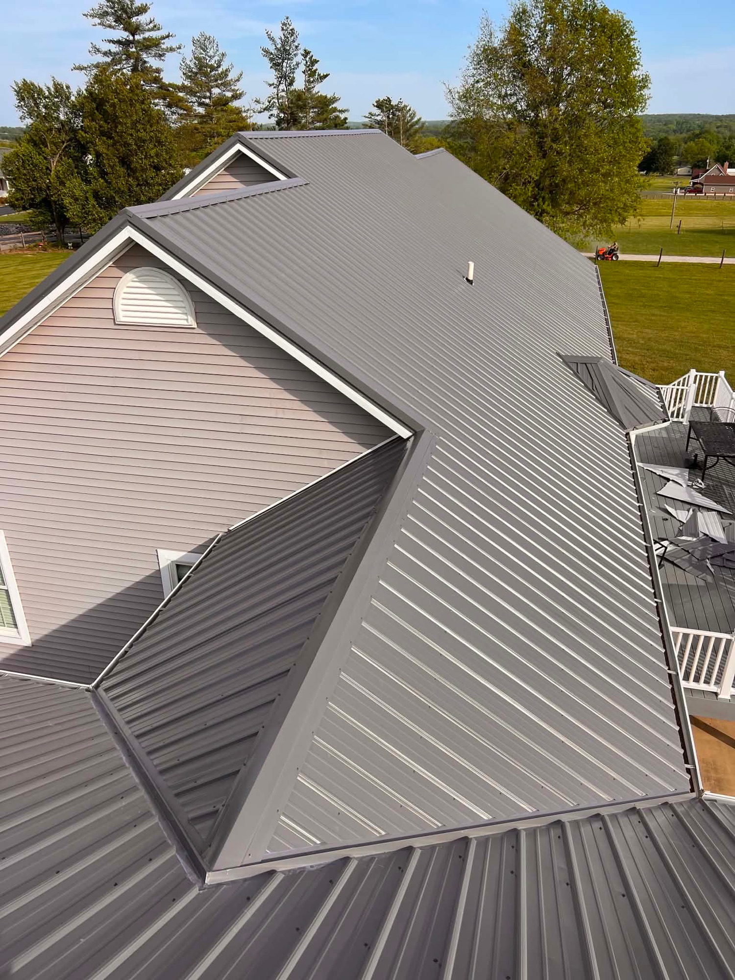 Mendez Roofing and Construction Logo