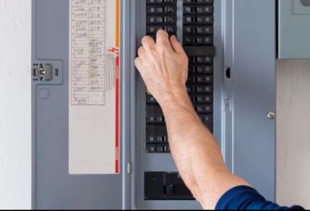 Strout Electrical Services LLC Logo