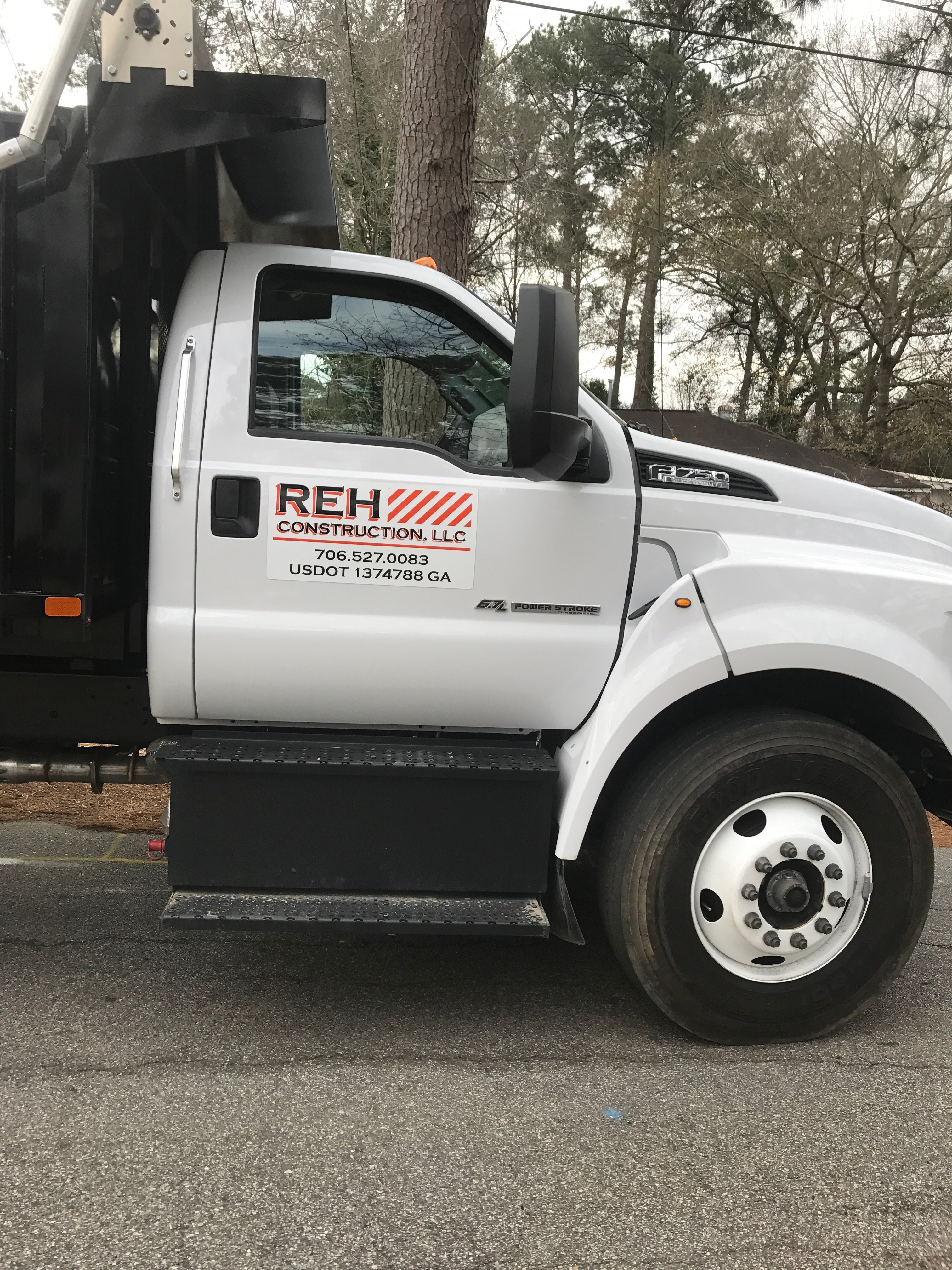 R.E.H. Construction, LLC Logo