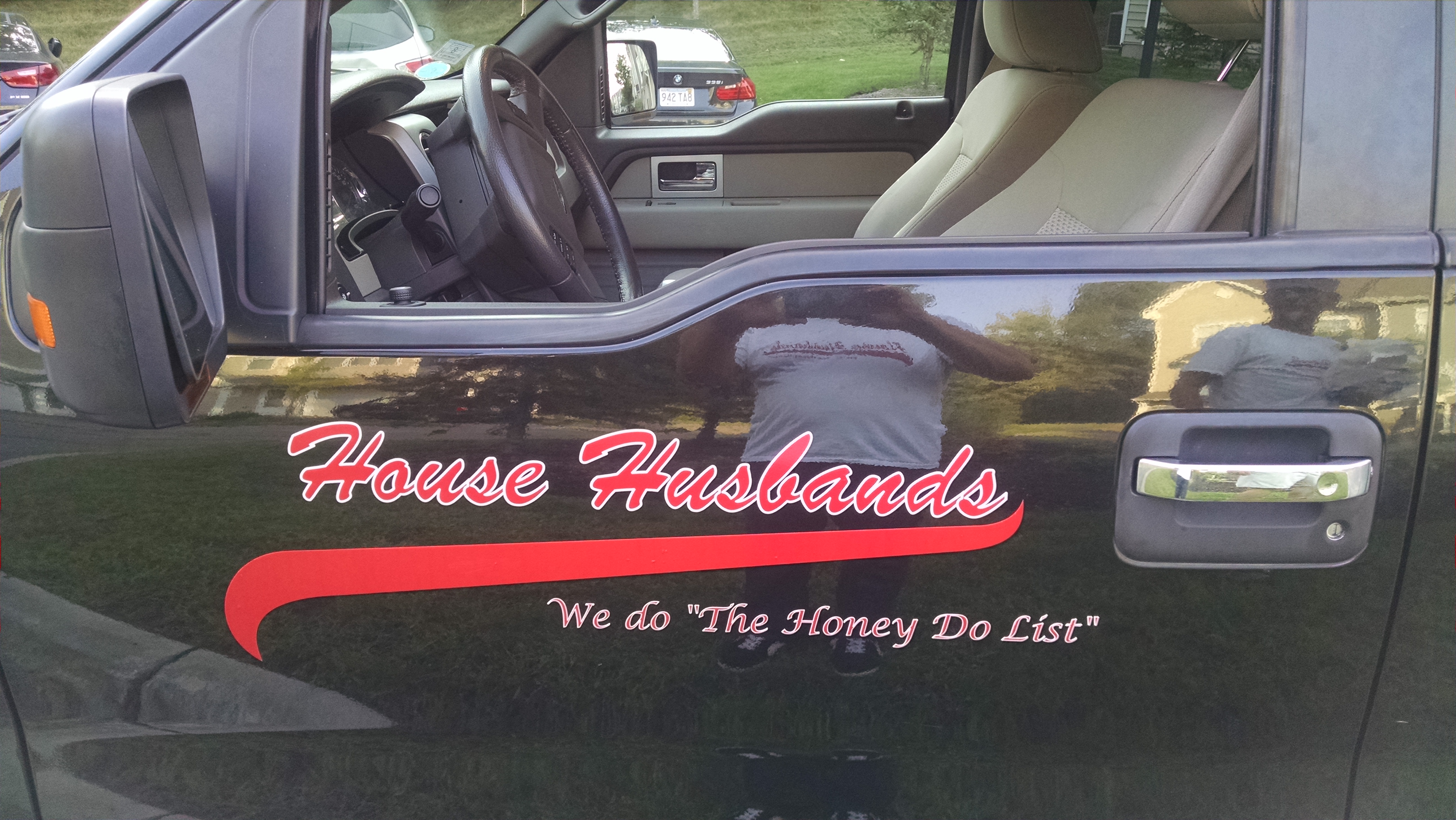 House Husbands One Logo