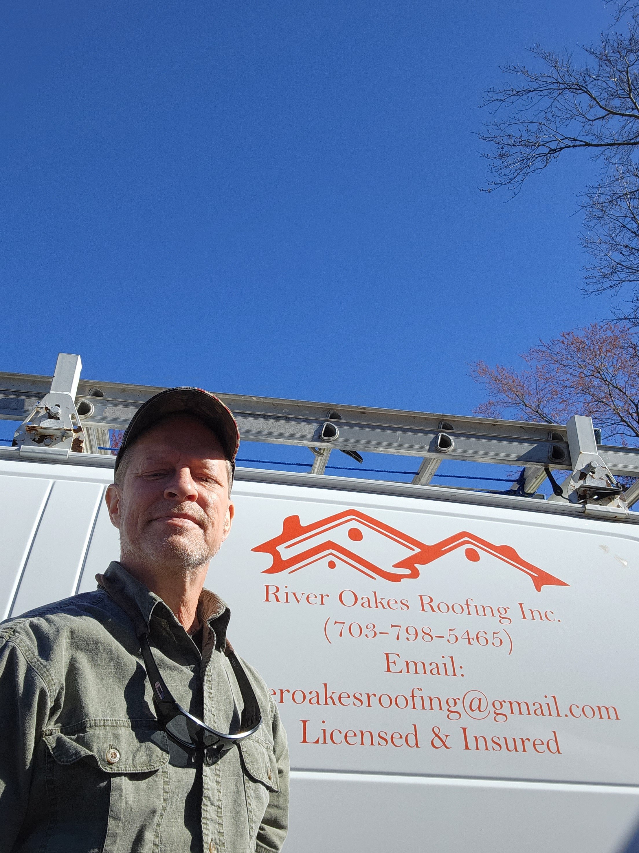 River Oakes Roofing, Inc. Logo