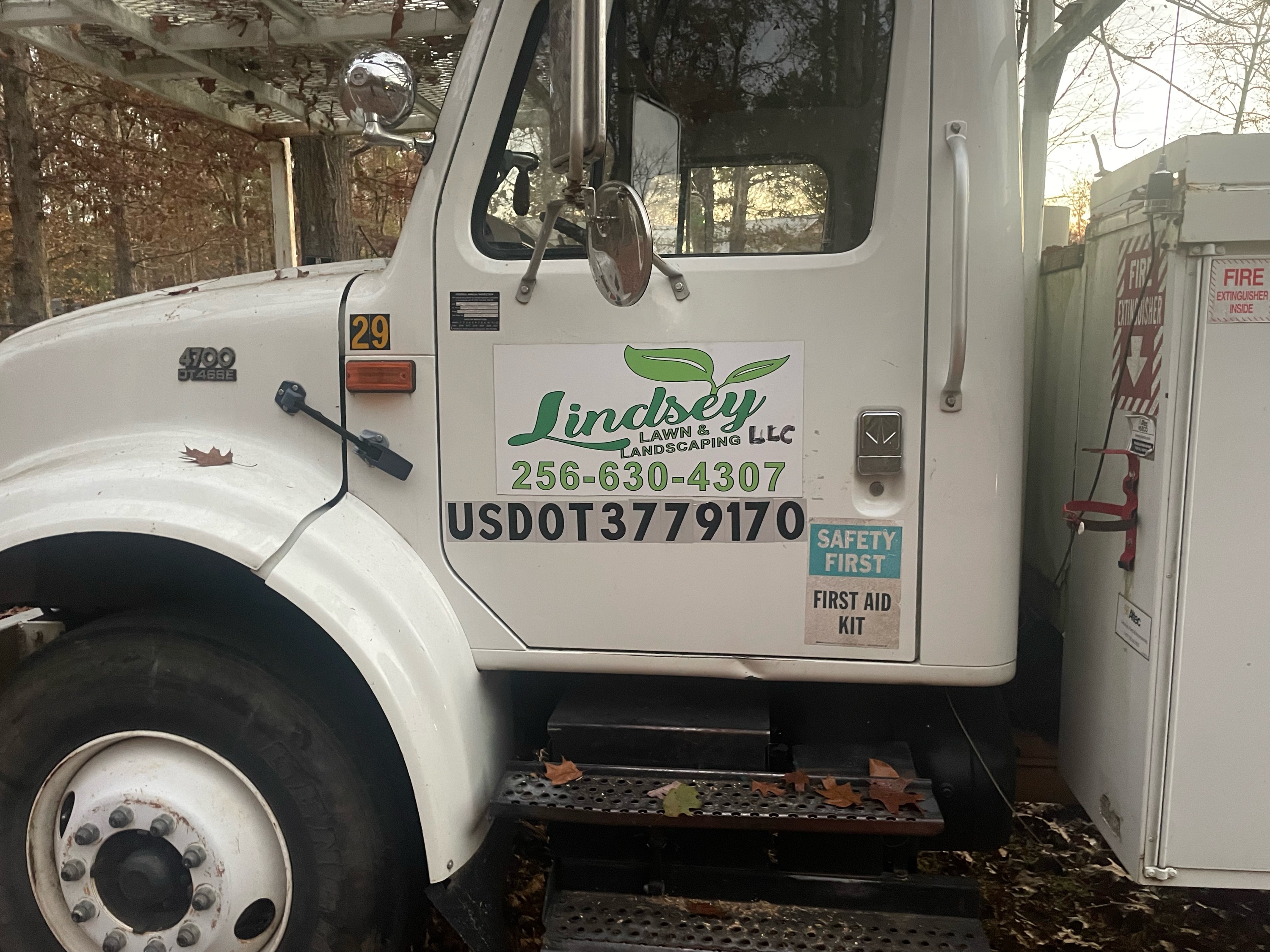 Lindsey Lawn & Landscaping, LLC Logo