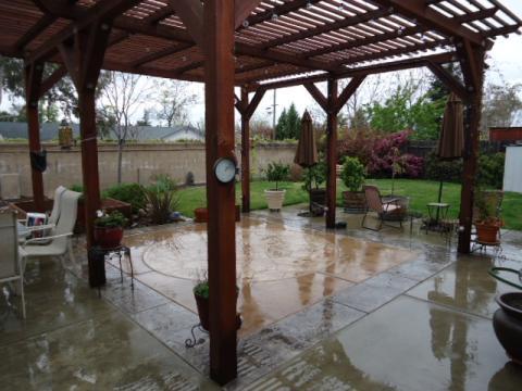 Traditional Patio with circular flagstone pattern