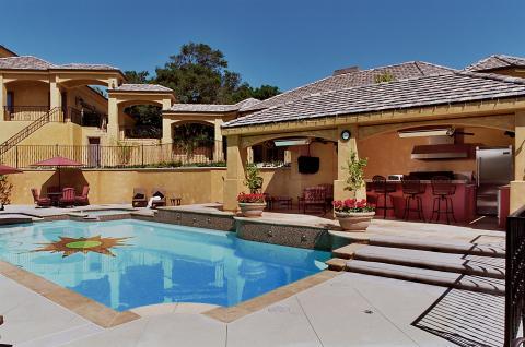 Traditional Pool with tiled floor of the pool of the sun