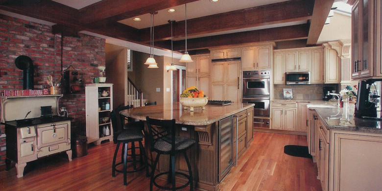 #htmlcaption3 Traditional Kitchen with stainless steel appliances