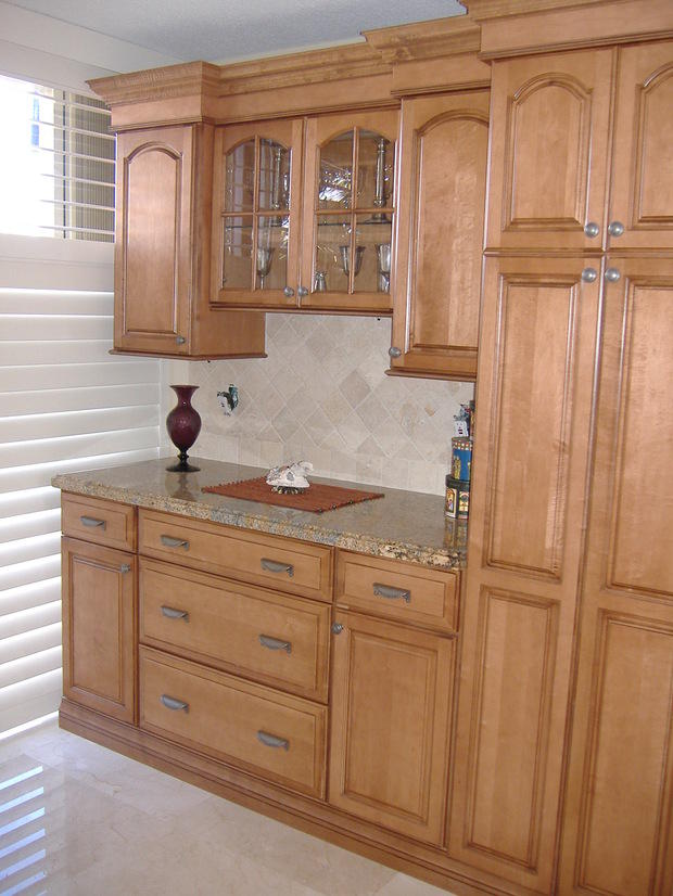 Traditional Kitchen In Fort Lauderdale Ceramic Tile Backsplash