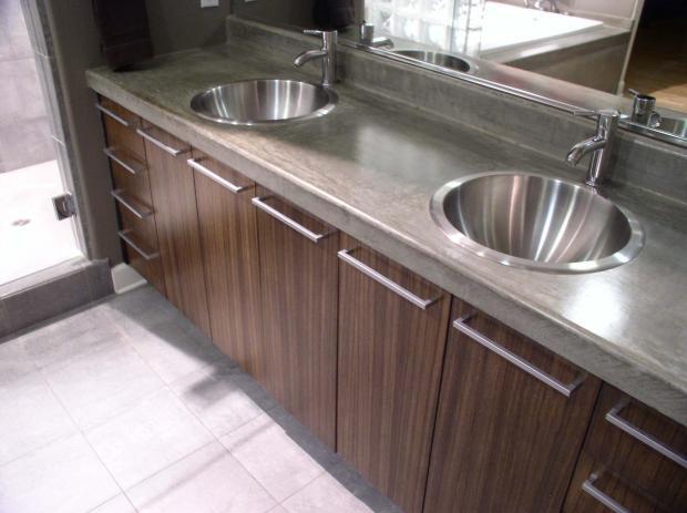Contemporary Master Bathroom with smooth front cabinet doors
