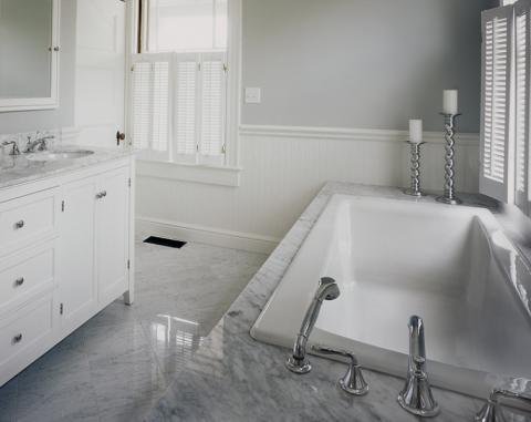 Traditional Bathroom with black and white marble
