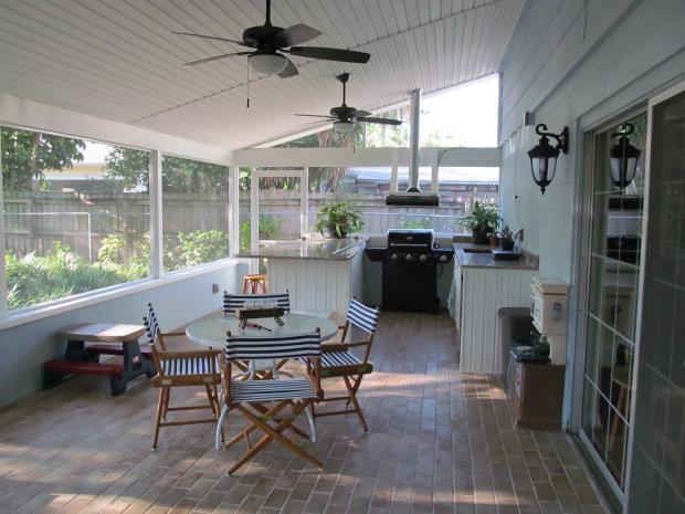 Traditional Patio with ceiling mounted stove hood