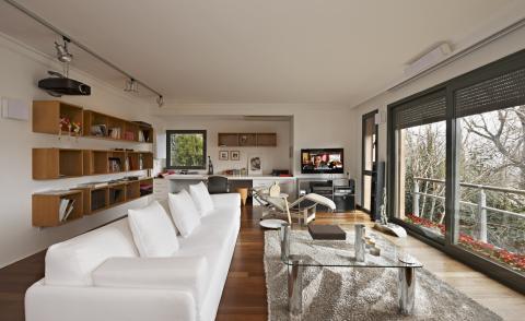 Contemporary Family Room with le corbusier chaise longue lc4