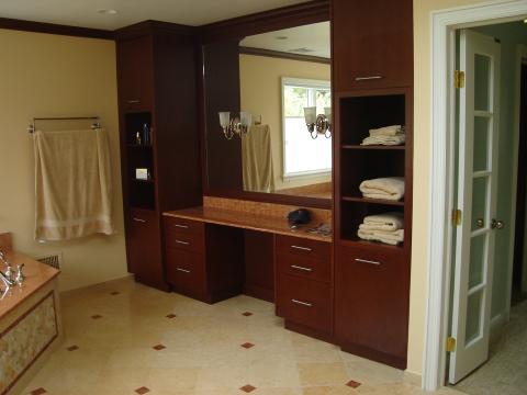 Traditional Master Bathroom with smooth front cabinet doors