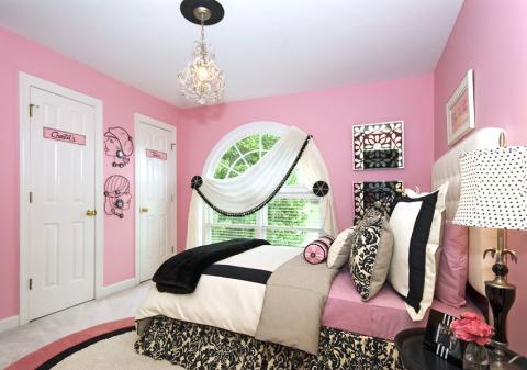 Traditional Kids Room with black and white floral pattern bedding