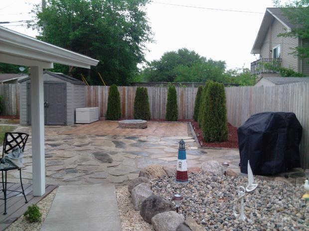 Transitional Patio with large rocks lining gravel bed