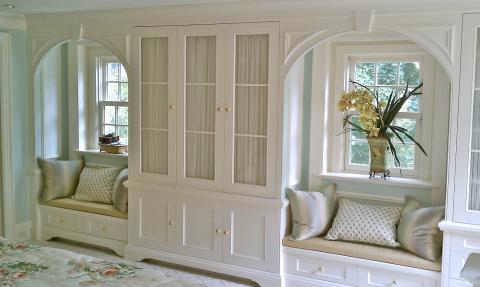 Traditional Library with picture frame moulding