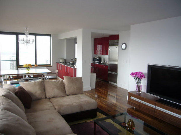 Mid-Century Modern Family Room with crystal glas candle chandelier