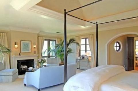 Traditional Bedroom with large bedroom with sitting space