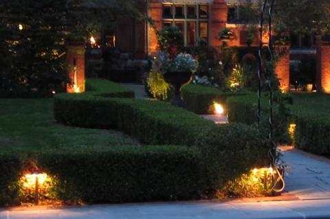 Transitional Landscape with elegant trimmed garden