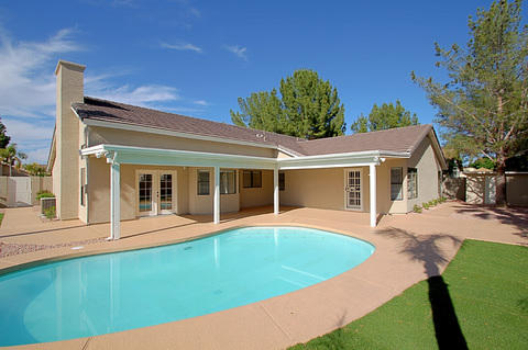 Contemporary Pool with kidney shaped pool