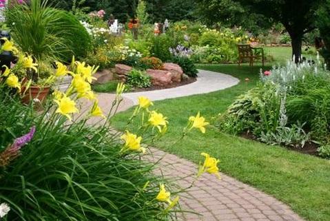 Transitional Landscape with large landscaping stones