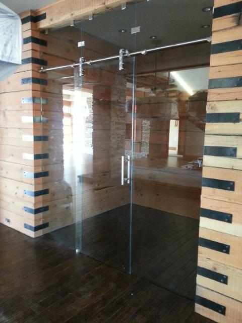 Modern Wine Cellar with clear glass door