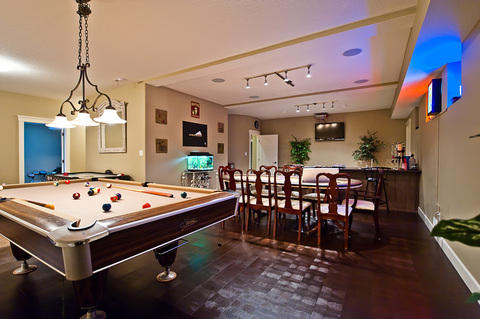 Traditional Basement with 3 light pendant light