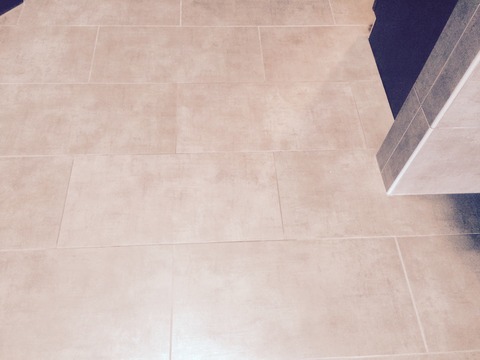 Casual / Comfortable Bathroom with gray ceramic floor tile