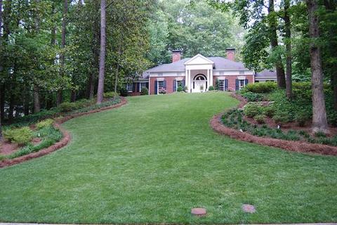 Transitional Landscape with long front yard