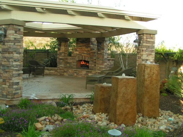 Traditional Patio with gravel landscape around fountain