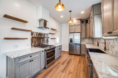 Four Star Interiors Logo