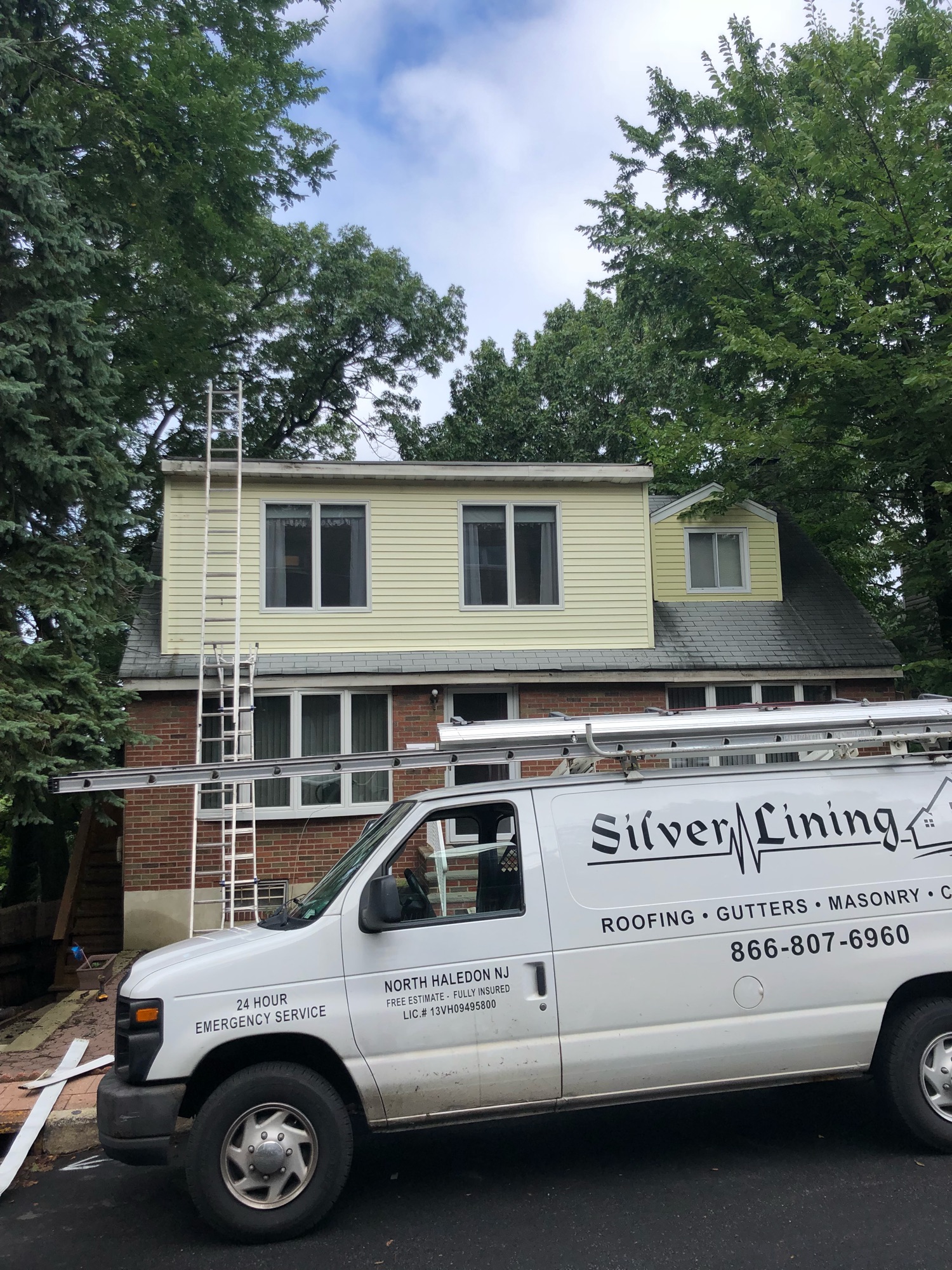 Silver Lining Home Improvements, LLC Logo