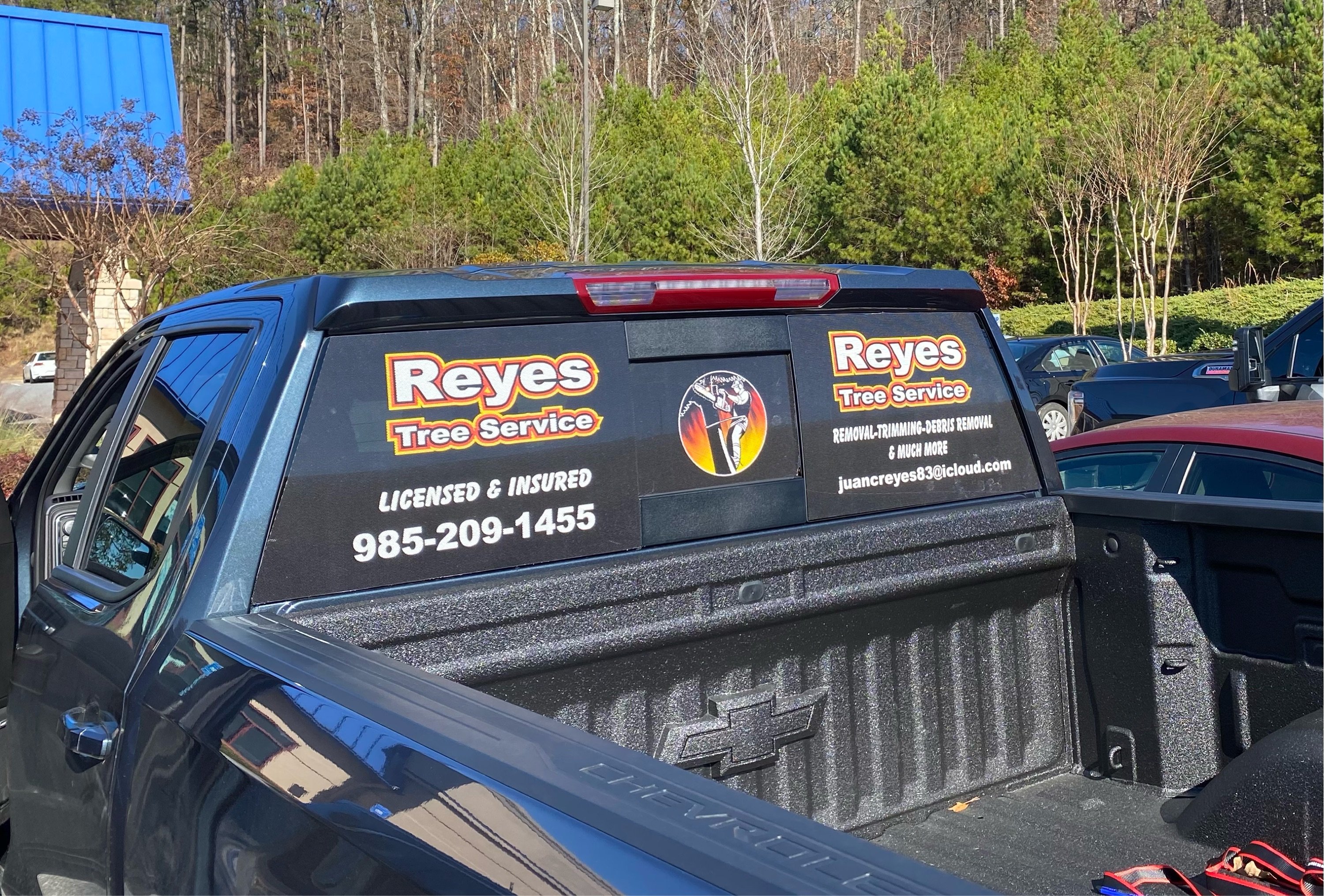 Reyes Tree Service Logo