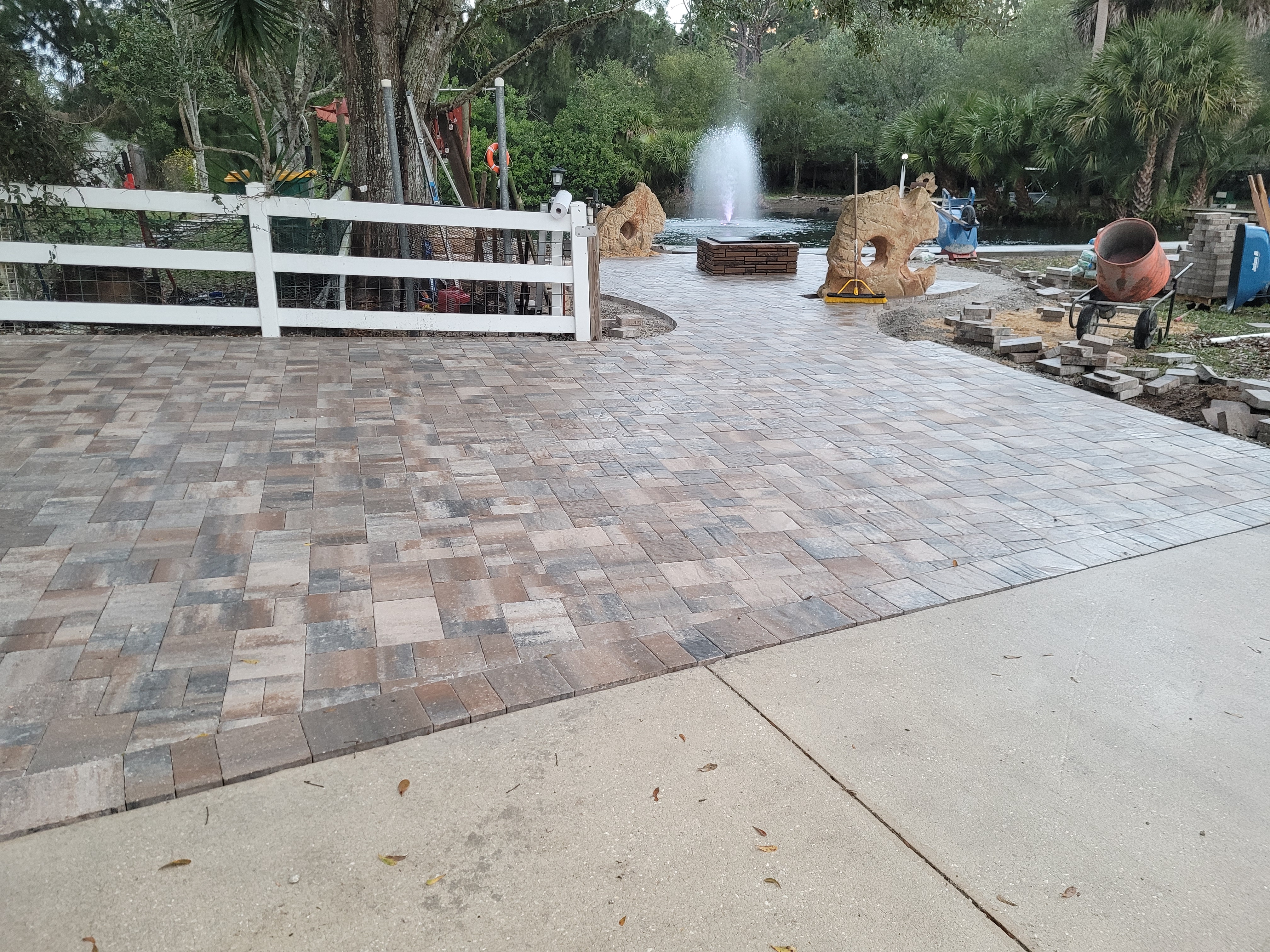 E&B Custom Patios Logo