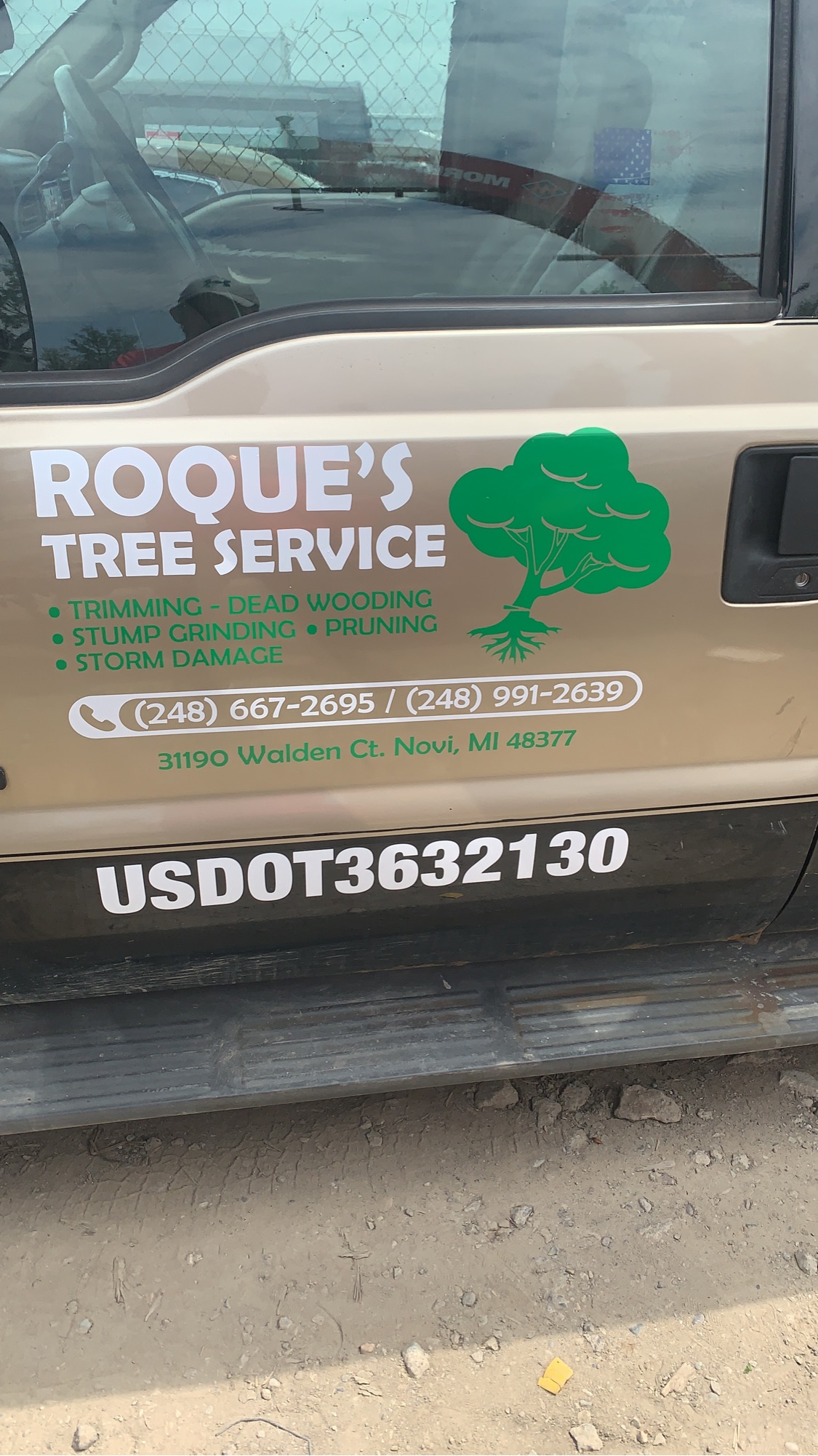 Roque's Tree Service Logo