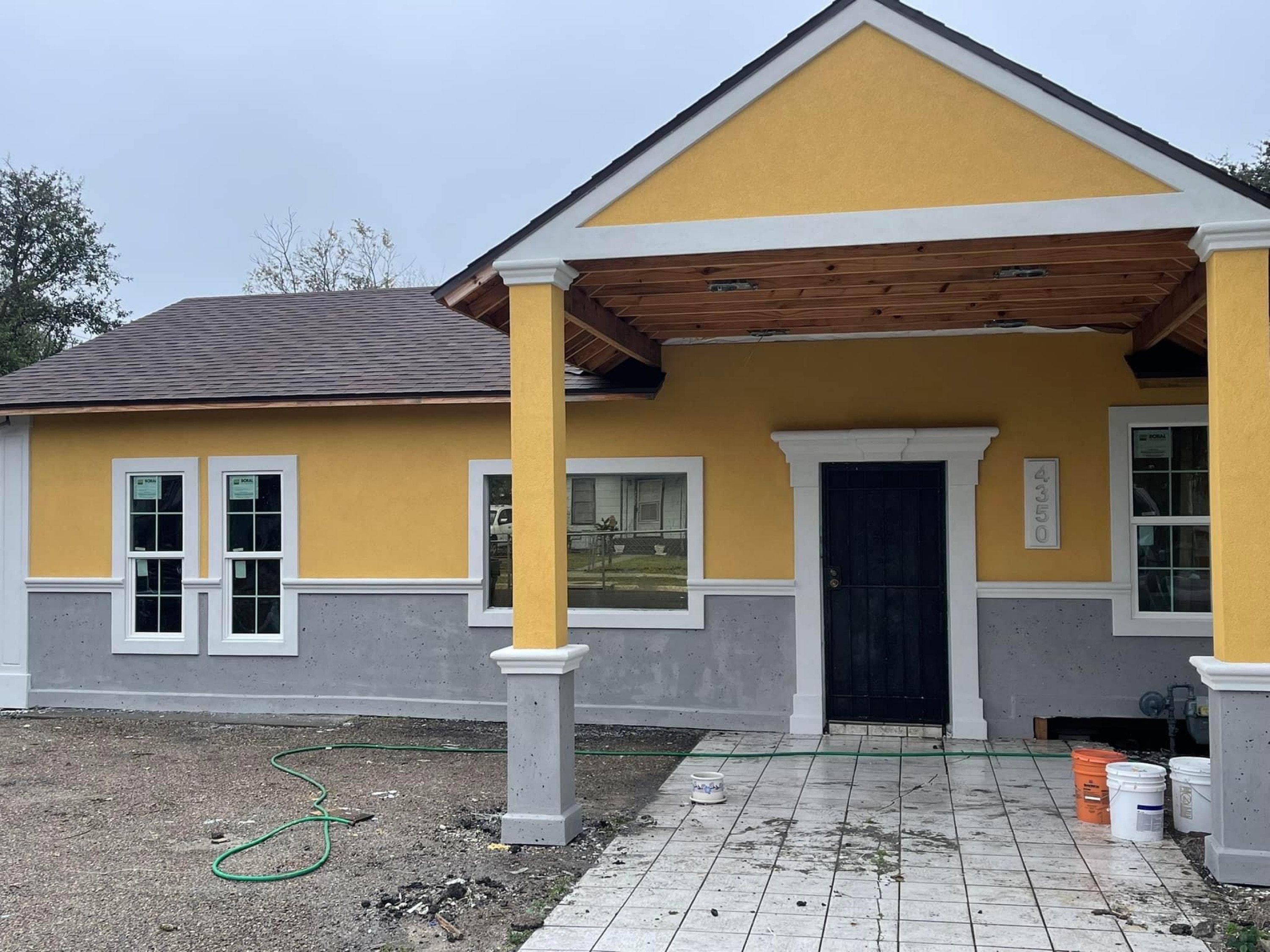 Roberto's Stucco and Plaster Services Logo