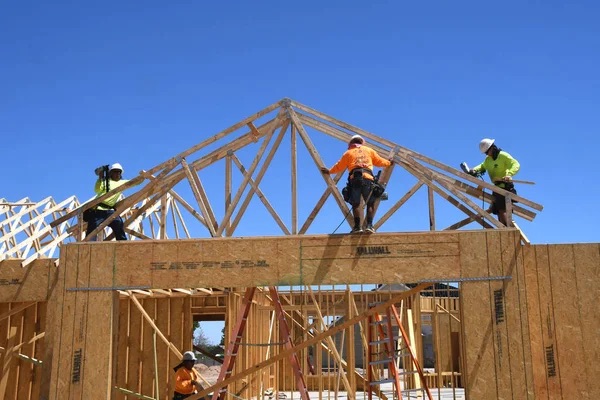 LLEWELLYN DESIGN & CONSTRUCTION Logo