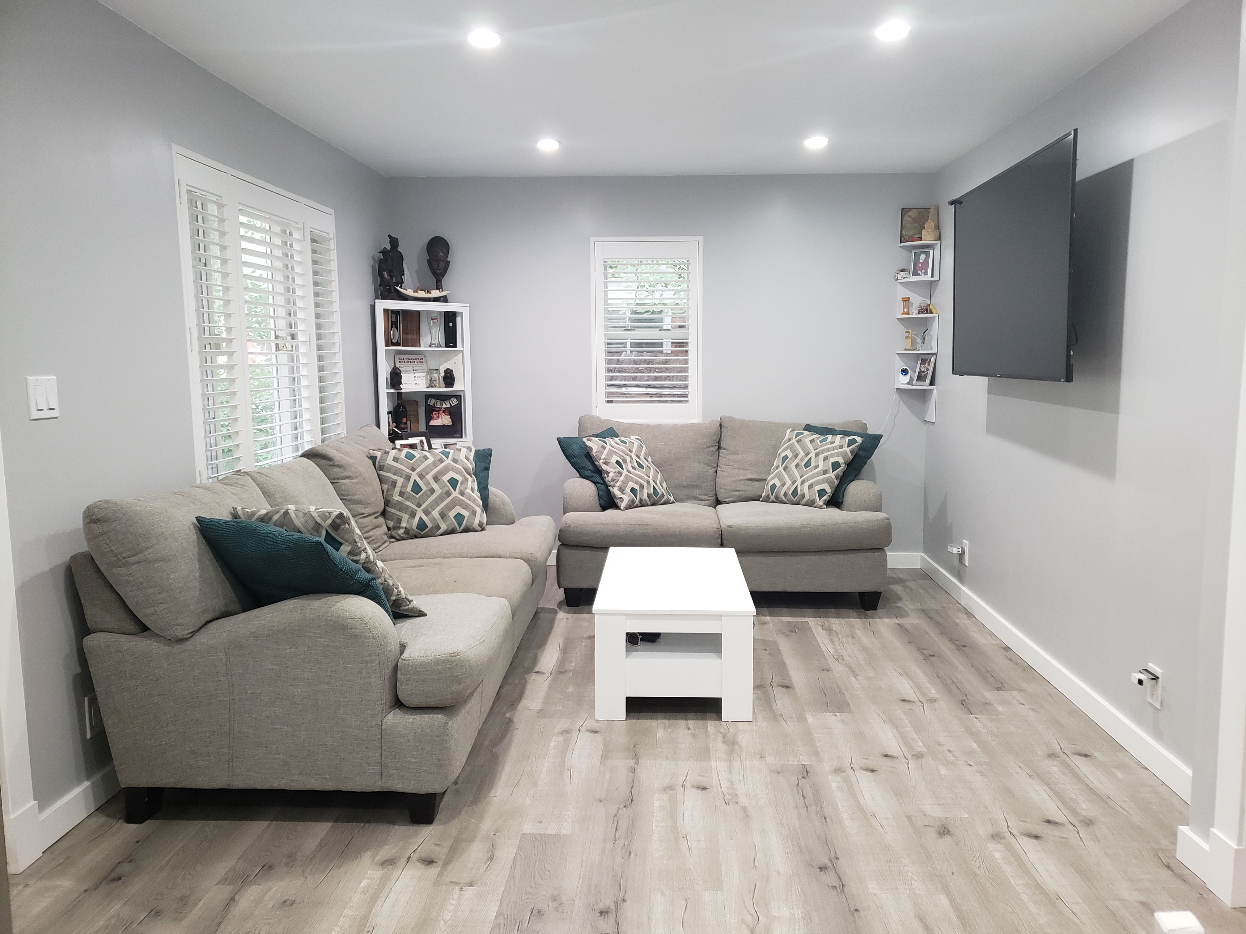 Elegant Flooring, LLC Logo