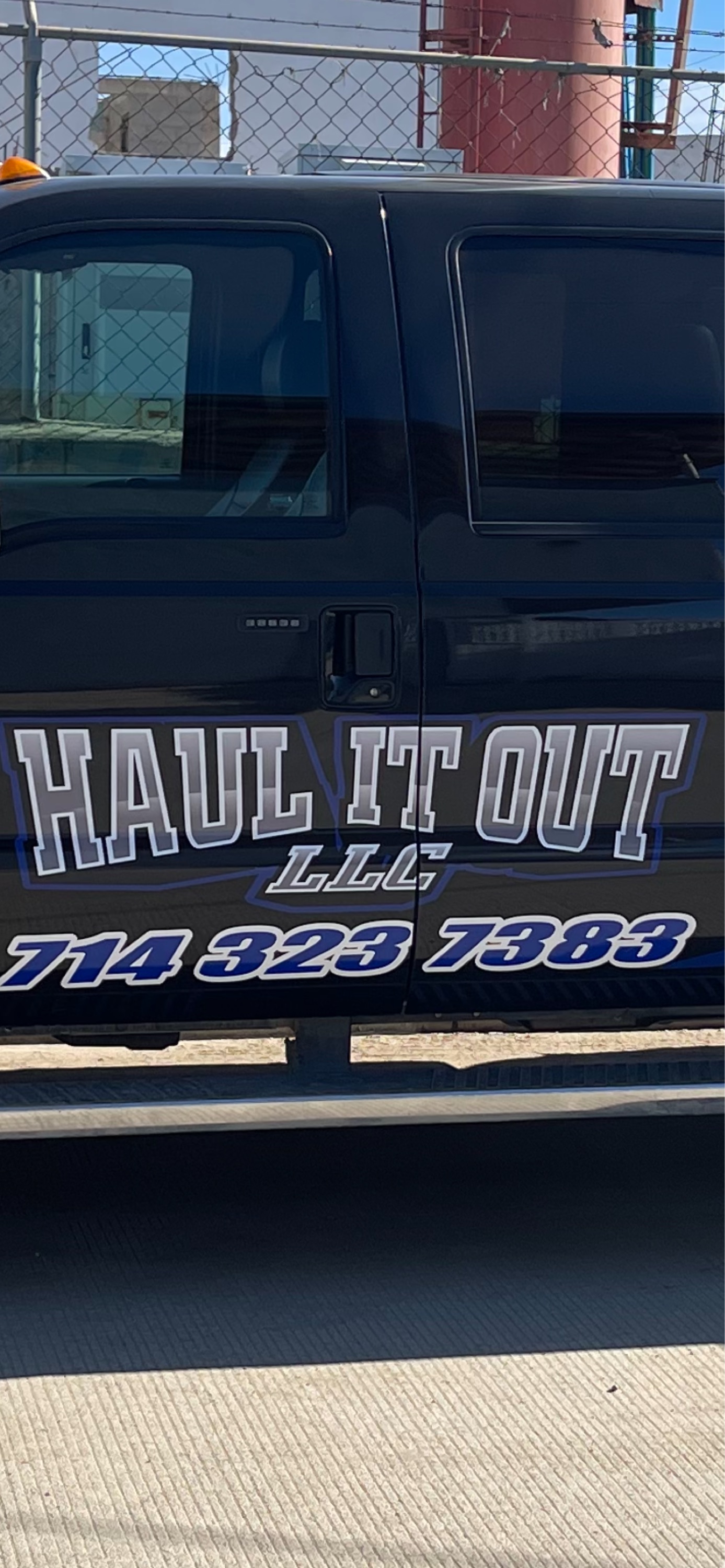 Haul It Out, LLC Logo