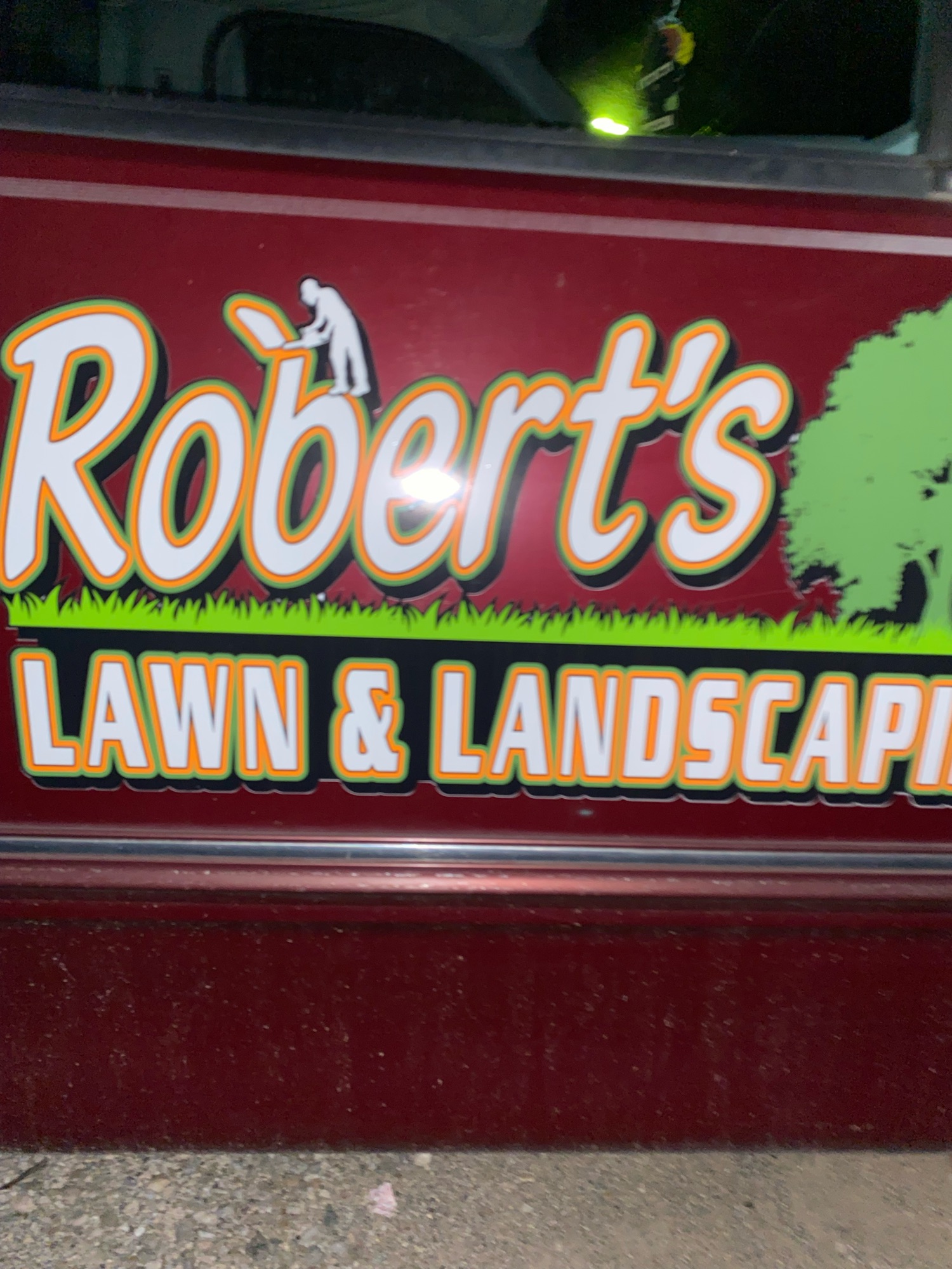 Robert's Lawn & Landscaping Logo