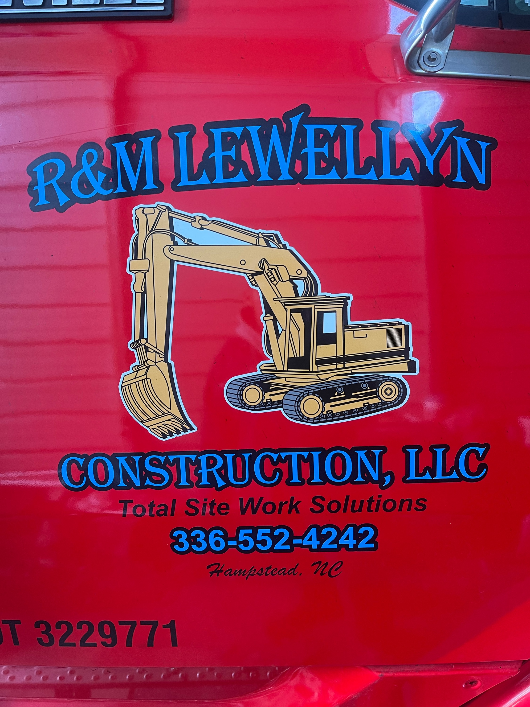 R&M Lewellyn Construction Logo