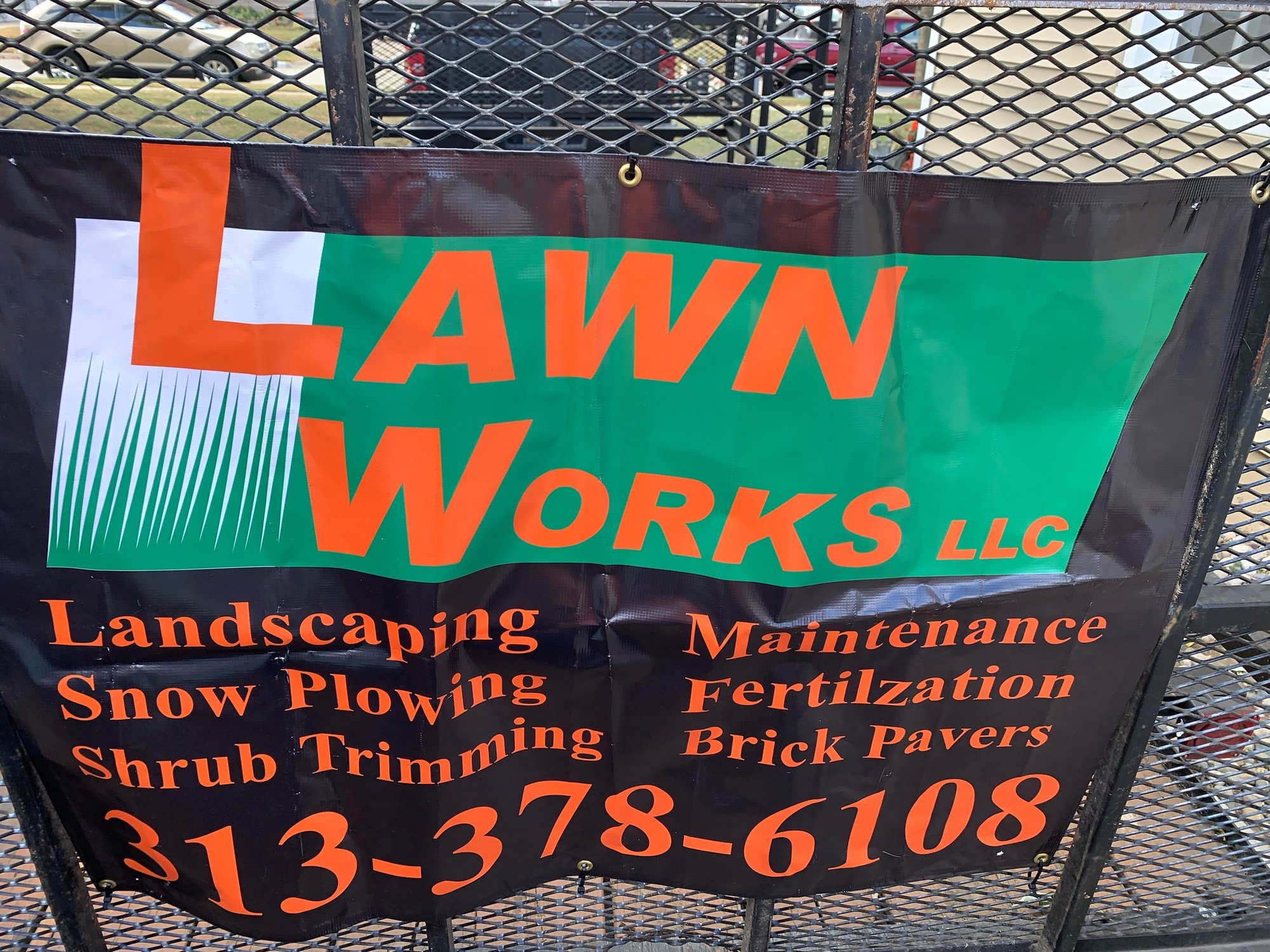 Lawnworks, LLC Logo