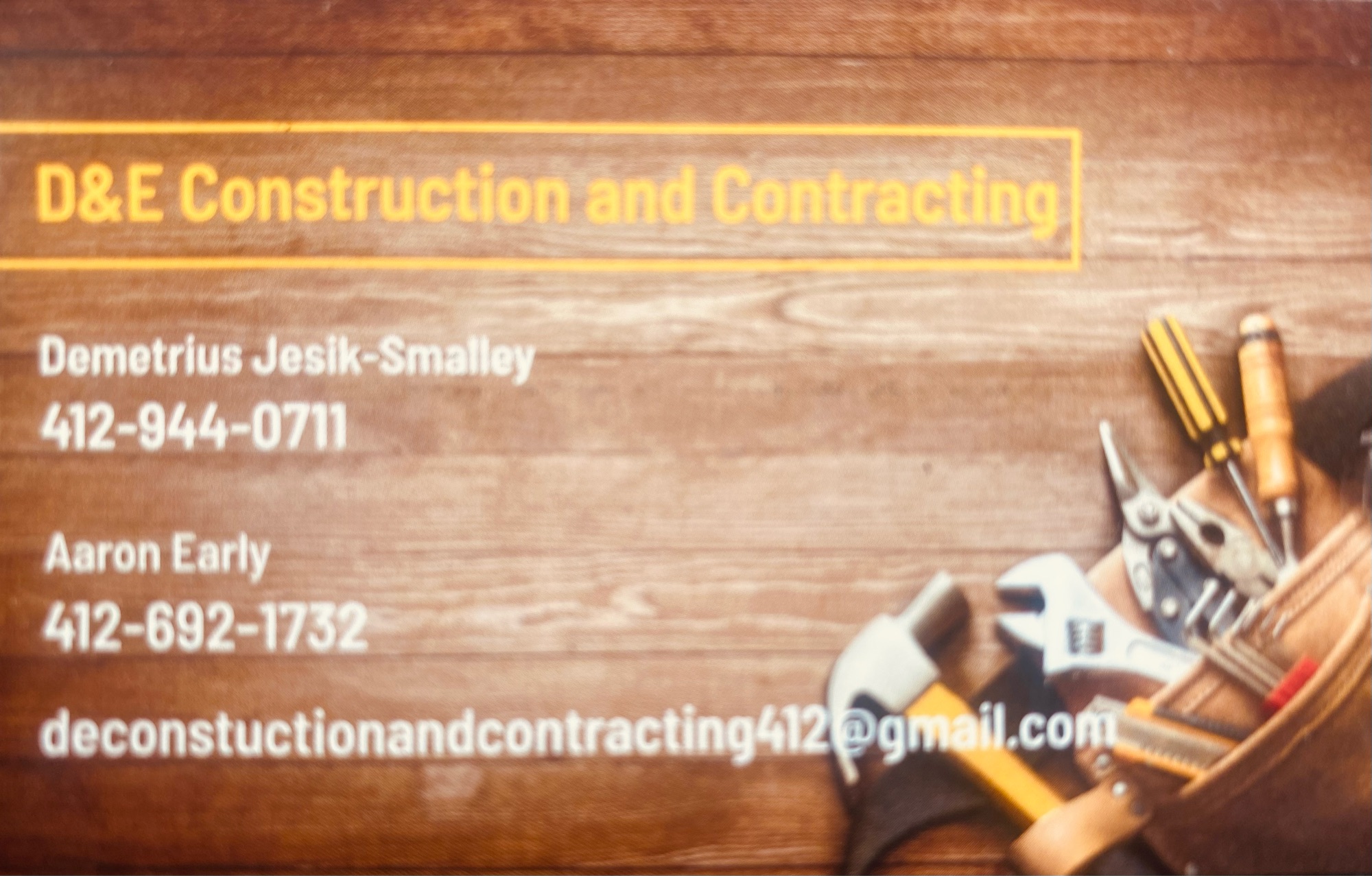 D&E Construction and Contracting LLC Logo