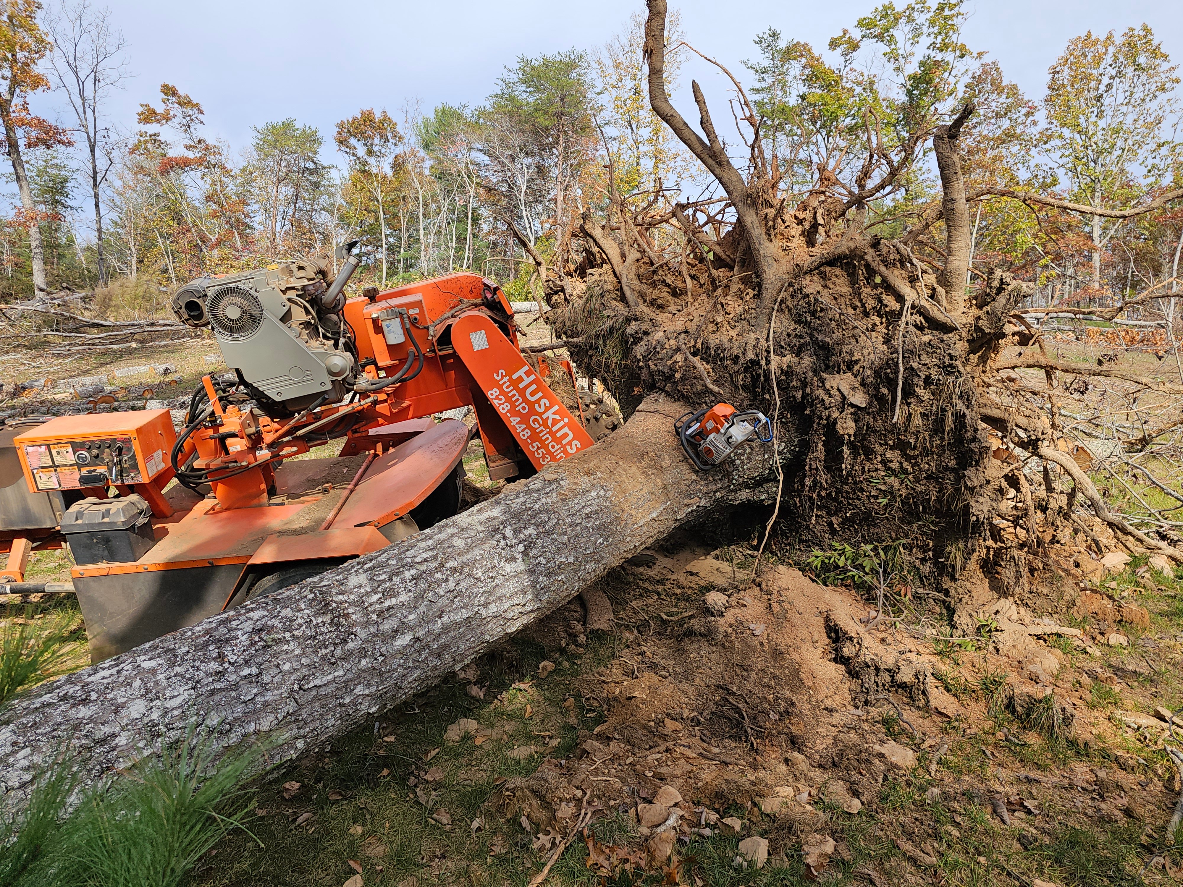 Huskins Stump Grinding Logo