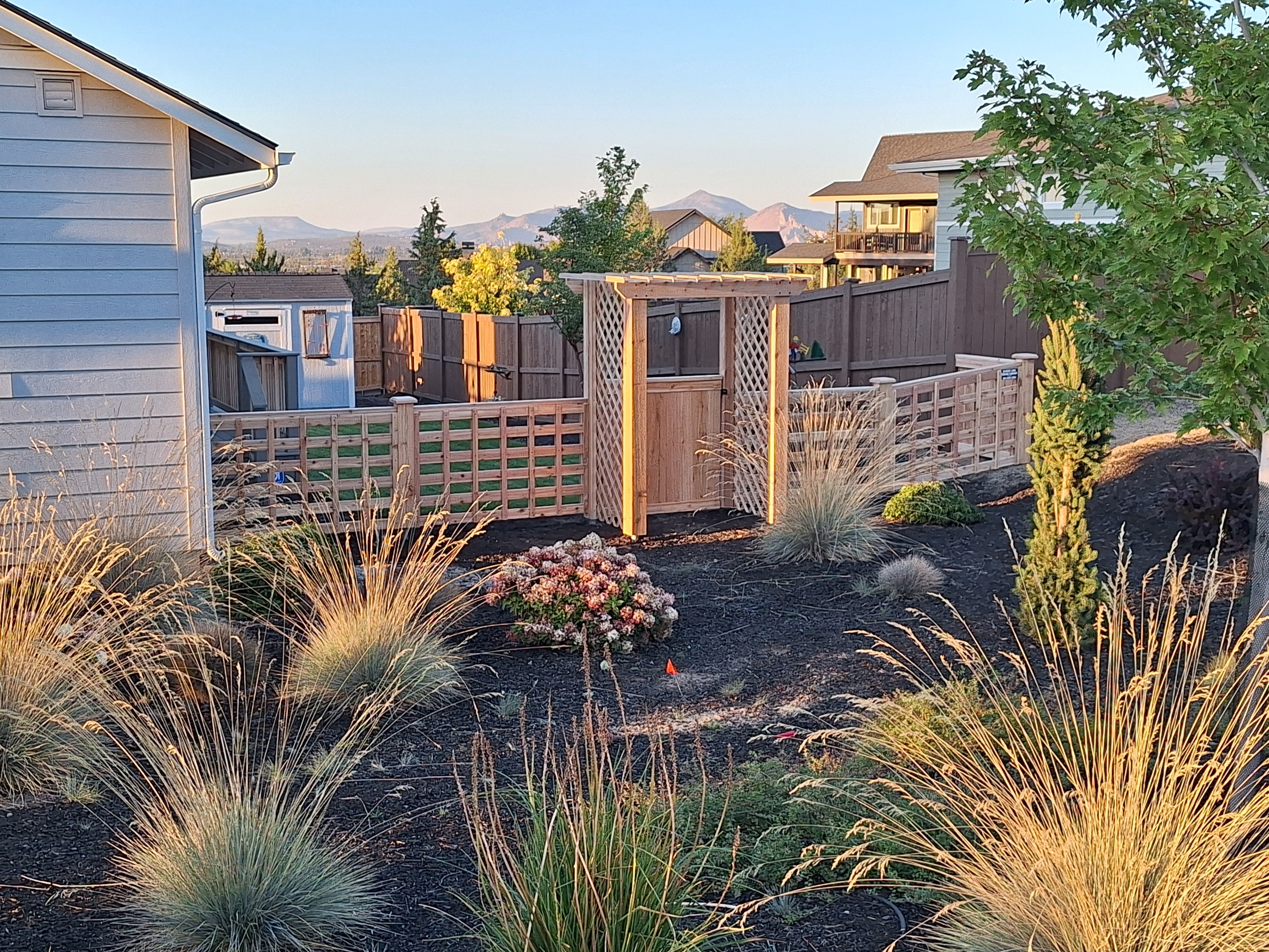 DIVIDING LINES FENCING COMPANY LLC Logo