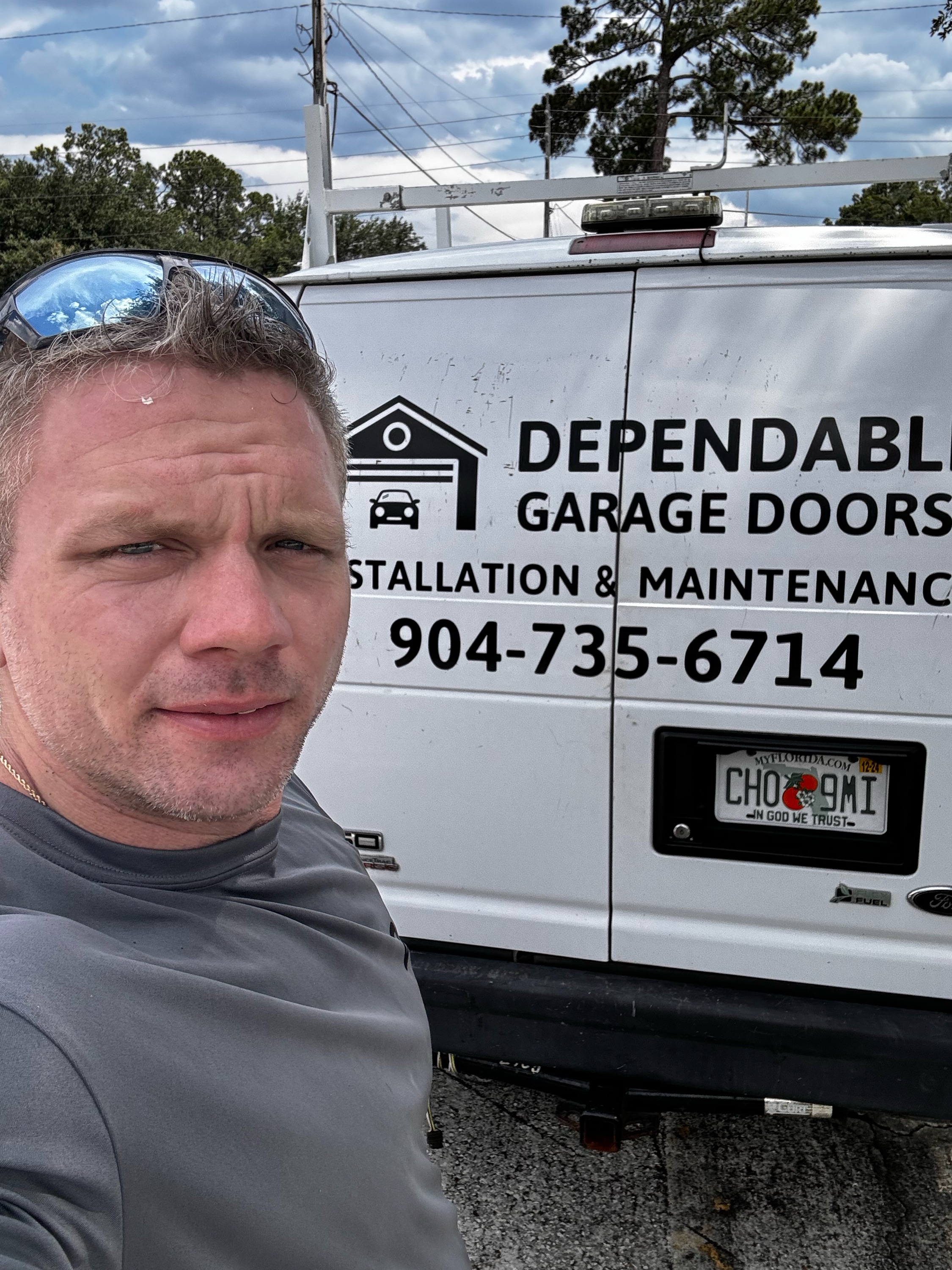 DEPENDABLE GARAGE DOORS LLC Logo