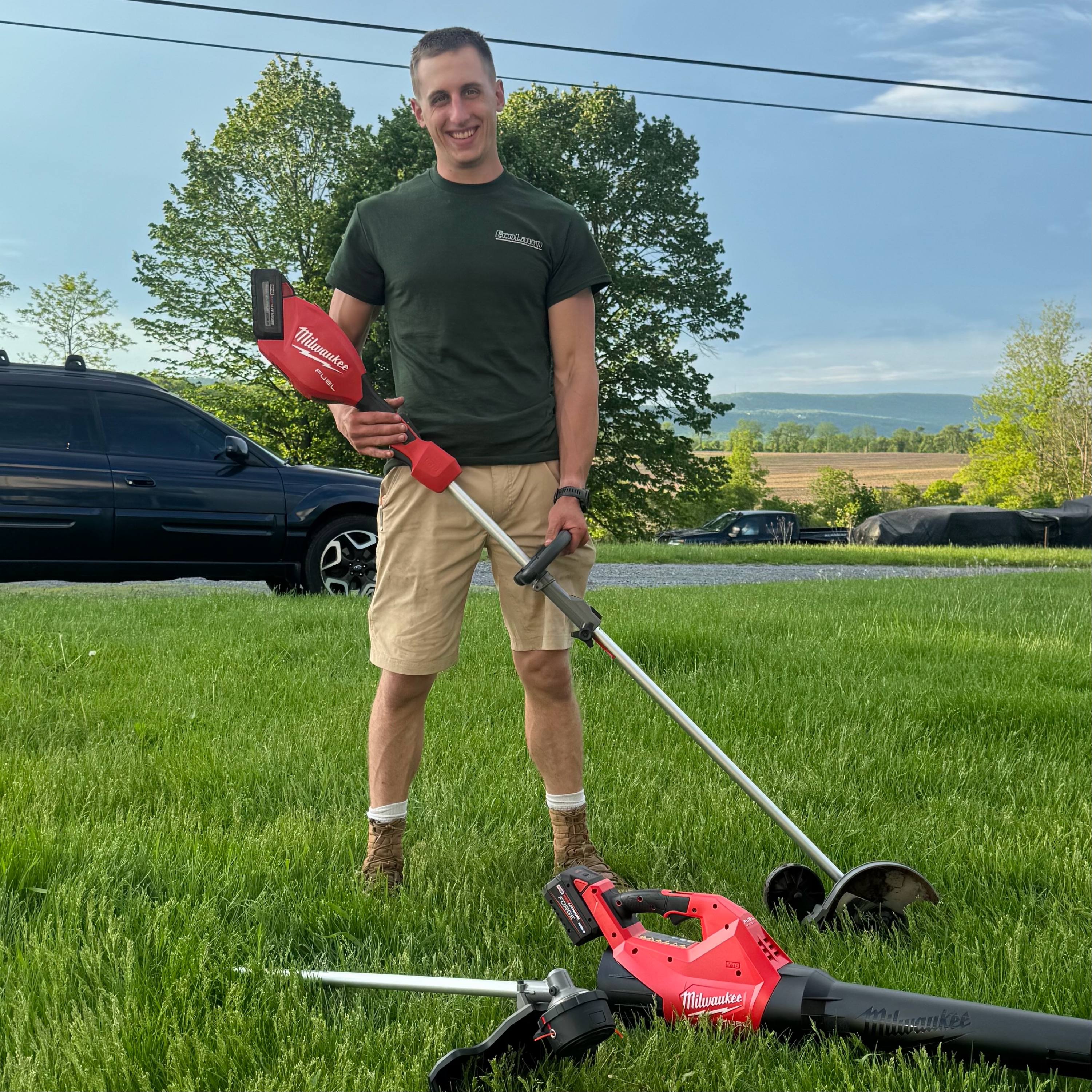 Mackeys landscaping Logo